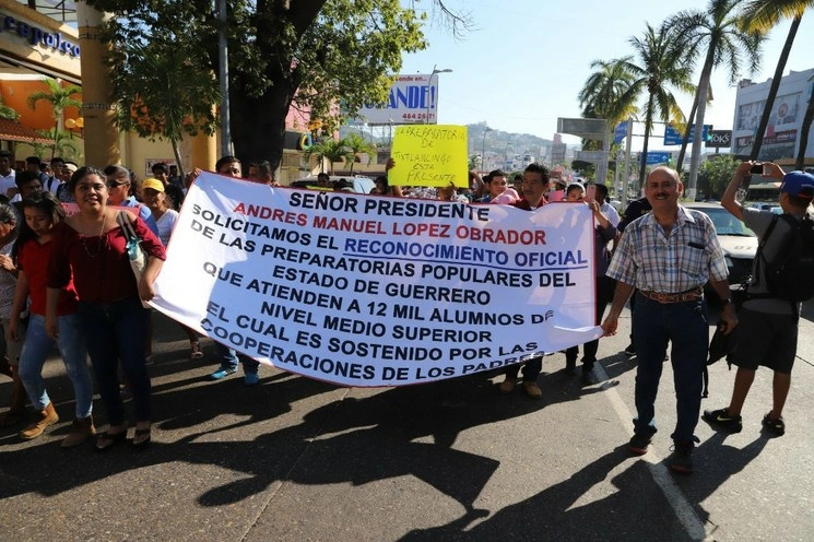Profesores y alumnos de preparatorias populares de Acapulco en una manifestación por la Costera Miguel Alemán realizada el 18 de enero de 2019. Foto Cuartoscuro