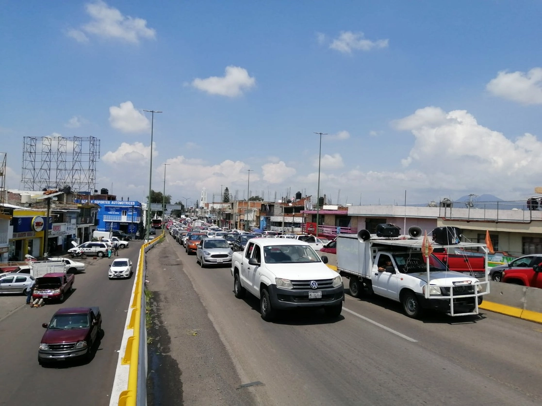 Maestros de la CNTE realizaron un mitin en el estacionamiento del aeropuerto Francisco J. Múgica, el 3 de agosto de 2021. Foto La Jornada