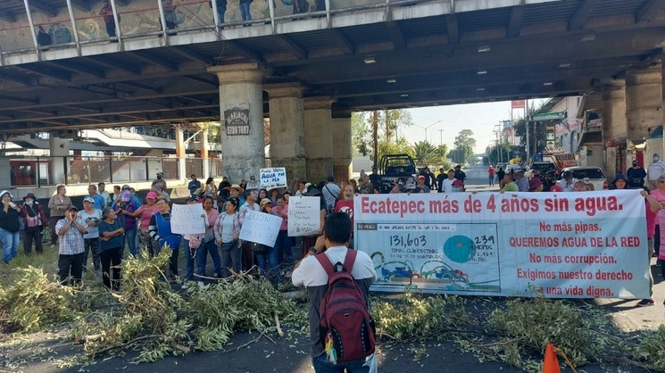 Pobladores de siete colonias de Ecatepec cerraron ayer, con ramas y cuerdas, la avenida Central, que atraviesa dicho municipio mexiquense, para exigir abasto de agua por la red hidráulica. Foto 'La Jornada'