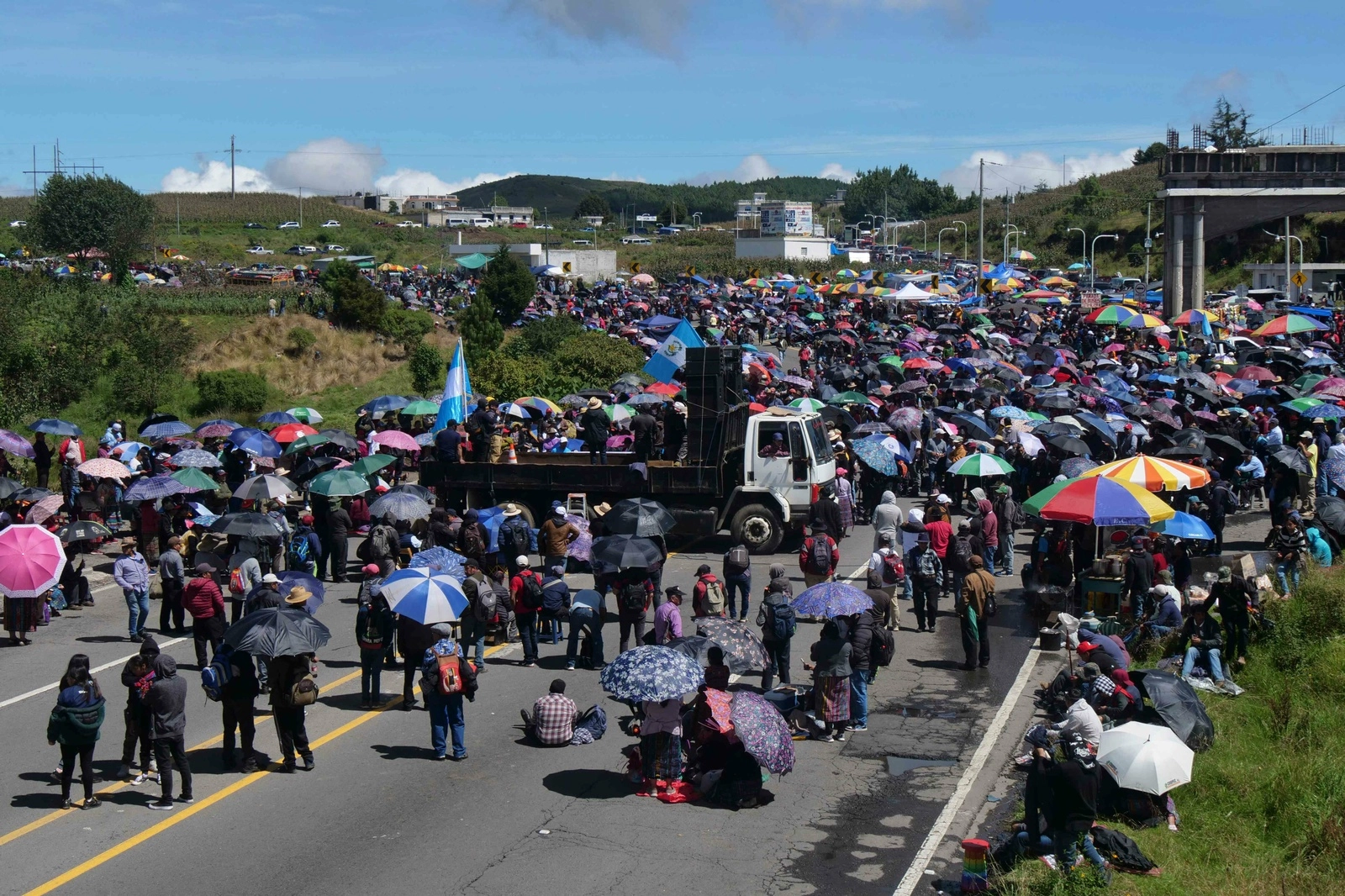 Indígenas y campesinos anunciaron un paro nacional en Guatemala ante la arremetida de la fiscalía contra el proceso electoral, el 2 dde octubre de 2023. Foto Afp 