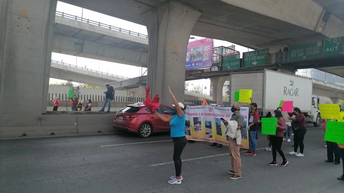 Padres de familia bloquearon este lunes el Periférico norte, en el municipio de Naucalpan, Estado de México. Foto La Jornada