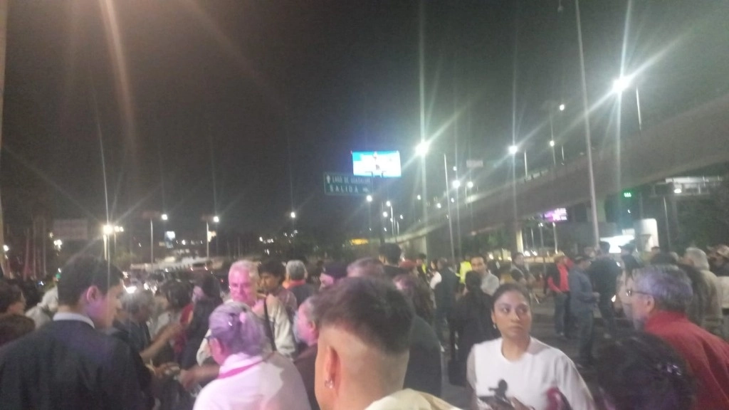 El corte a la circulación afecta a decenas de personas que van de regreso a municipios del poniente, pues quedaron atrapados en el asentamiento vehicular. Foto La Jornada

