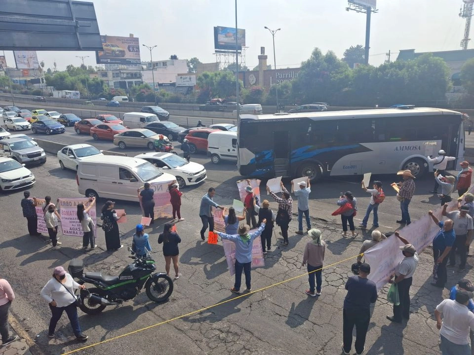Vecinos bloquearon un sentido del Periférico norte a la altura del Parque Naucalli en rechazo del proyecto del macrolibramiento en calzada Las Armas. Foto 