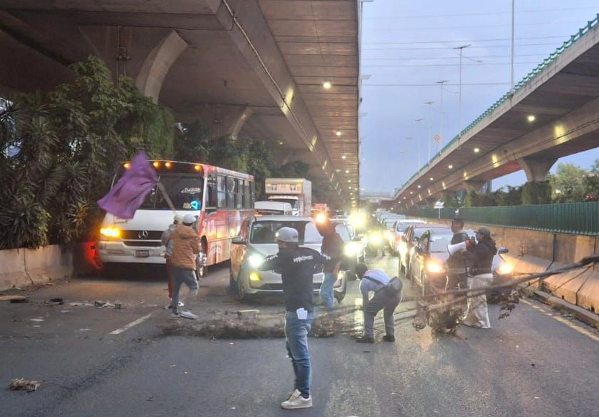 Manifestantes durante el bloqueo en el Periférico. Foto 