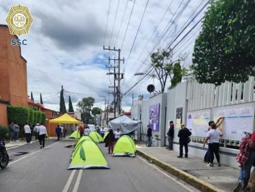 Bloquean perredistas accesos al IECM. Foto