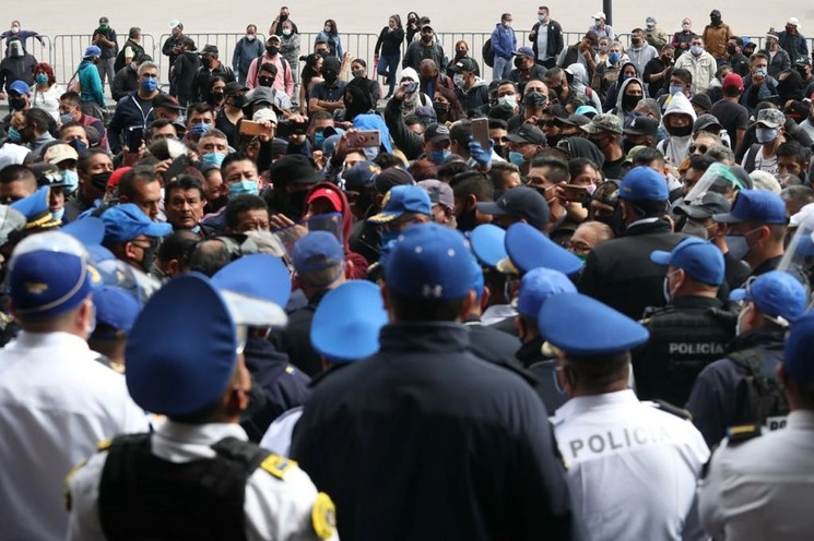 Policías auxiliares de diversas corporaciones del Gobierno CDMX protestaron frente al Antiguo Palacio de Ayuntamiento, en el Centro Histórico, el 1 de junio de 2020. Foto Luis Castillo