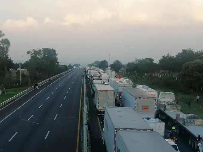 Cientos de automovilistas permanecieron varados por más de 10 horas el viernes en la autopista México-Puebla, debido al bloqueo de manifesta-tes, lo que ocasionó largas filas de vehículos. Foto Imágenes tomadas de redes sociales y del Instagram de jahazielmphoto