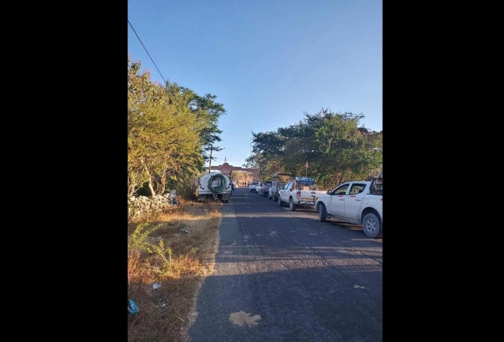 Por segundo día, habitantes de Acatempan mantienen cerrada la carretera que comunica a Teloloapan con Apaxtla de Castrejón, Guerrero. Foto Sergio Ocampo Arista