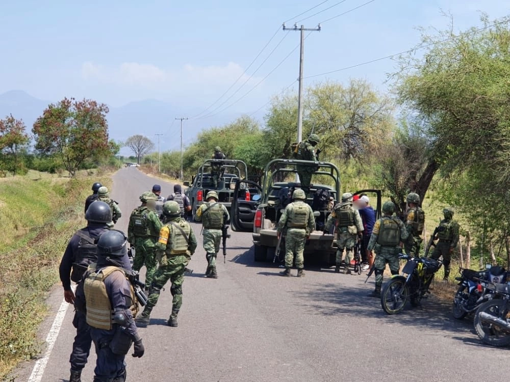 Policías de Michoacán y elementos de la Sedena y Guardia Nacional realizan operativos en Buenavista. Foto tomada del Twitter @MICHOACANSSP