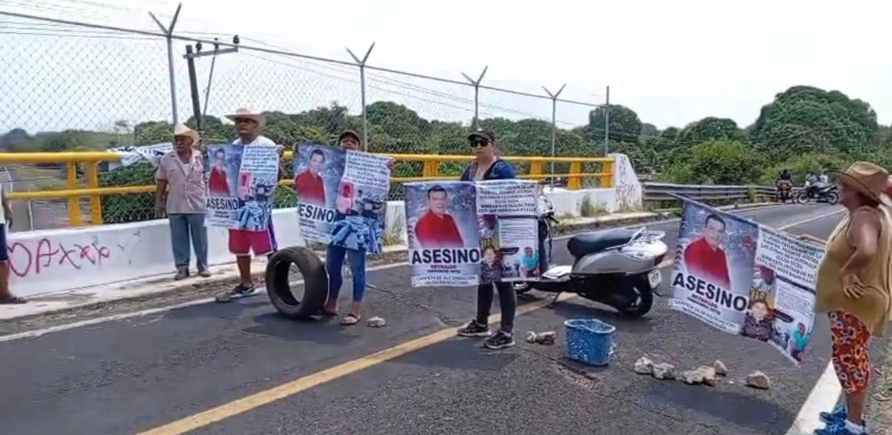 Habitantes del municipio de Jamapa, Veracruz, bloquearon uno de los puentes que conecta la zona, para exigir justicia para el asesinato de un joven. Foto 