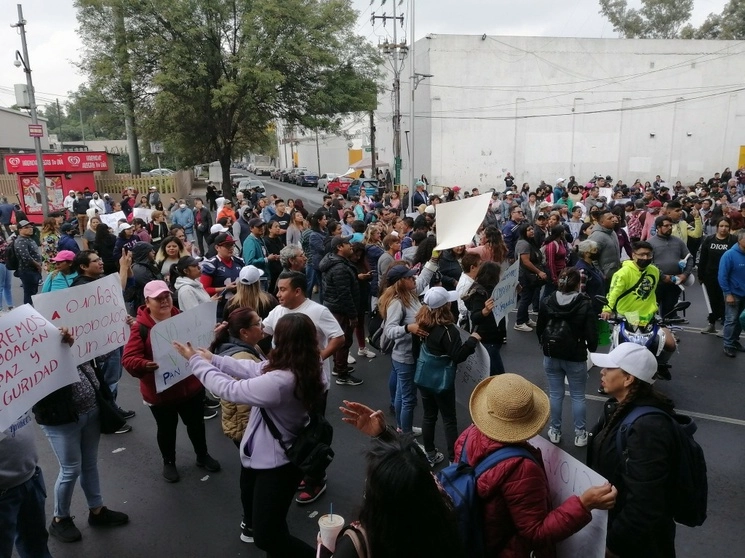 Residentes de la colonia Ajusco bloquearon la avenida Miguel Ángel de Quevedo y calzada de Tlalpan, en ambos sentidos, para exigir la destitución de Diana Yeranell Pérez Ibarra y reprochar la intromisión de la alcaldía en su asamblea, el 25 de julio de 2023. Foto ‘La Jornada’