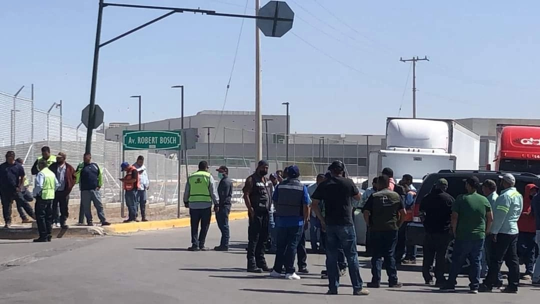 Los transportistas de carga internacional protestan por las exhaustivas revisiones por parte de autoridades estadunidenses. Foto La Jornada
