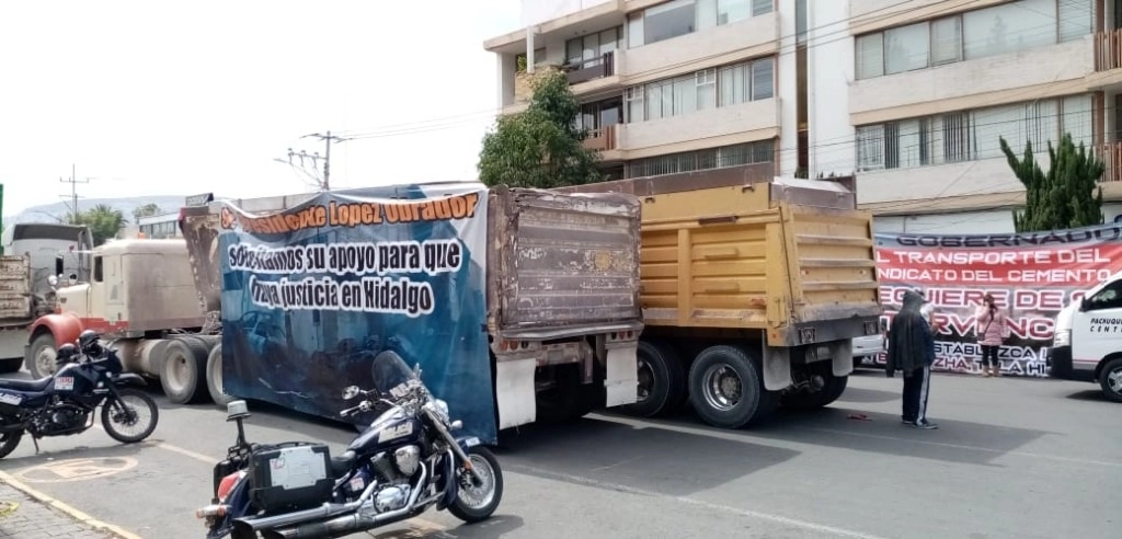 Cientos de transportistas bloquearon con sus unidades los principales accesos carreteros de Hidalgo para demandar se investigue la desaparición de dos de sus compañeros y la muerte de otro, el pasado 15 de octubre. Foto Juan Ricardo Montoya