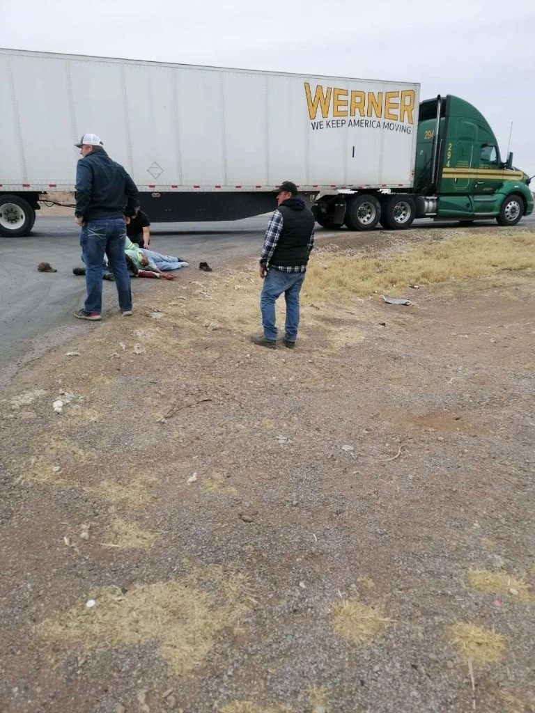 El conductor de un tractocamión fue asaltado y dejado herido. Foto La Jornada