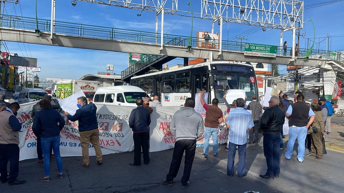 Manifestantes portan pancartas en la Vía Morelos que describen su inconformidad: "Un año sin agua", "Queremos una solución al suministro de agua potable" y "Sapase abre la llave", el 20 de junio de 2022. Foto La Jornada 