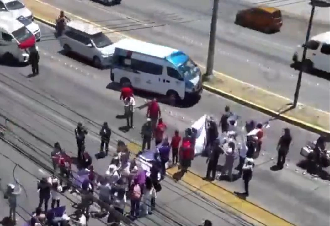 Aspectos de los manifestantes en la vía López Portillo para exigir a las autoridades que busquen a seis mujeres desaparecidas en Coacalco. Foto