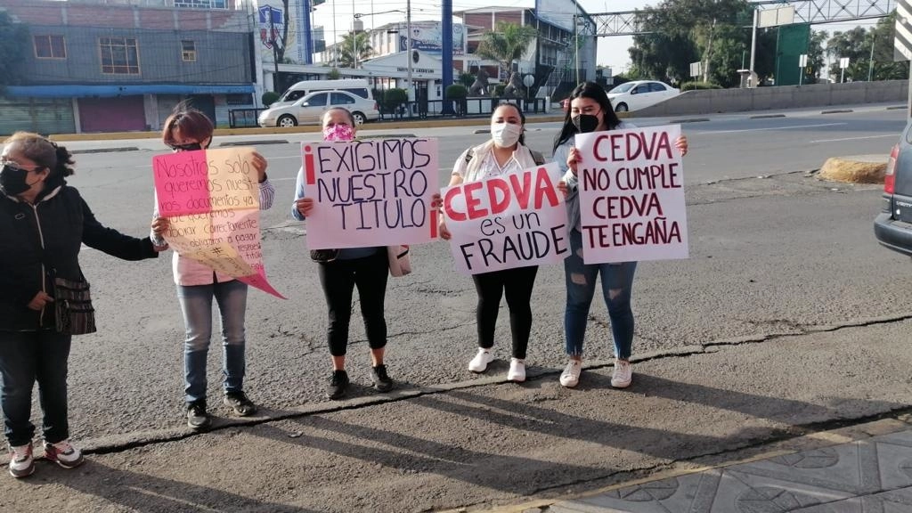 Los manifestantes exigen a la escuela Cedva la entrega de documentación de término de estudios, el 12 de julio de 2021. Foto La Jornada
