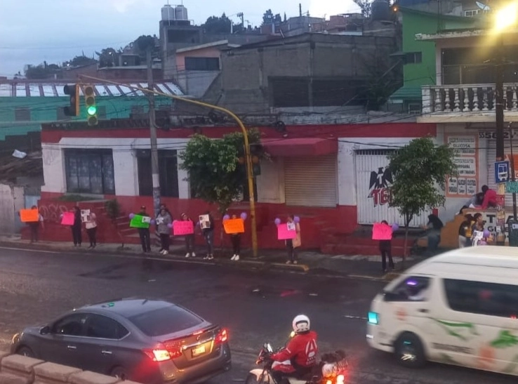 Familiares y amigos de la profesora Denisse Martínez se manifestaron para pedir a las autoridades la búsqueda y localización de la docente. Foto La Jornada