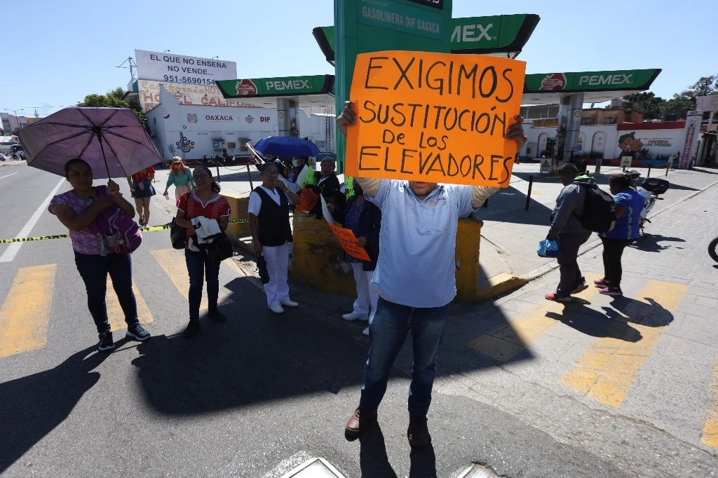 Los trabajadores salieron en marcha del hospital y avanzaron por calzada Porfirio Díaz hasta llegar al cruce con Héroes de Chapultepec, donde permanecieron por 4 horas, lamentablemente insistió, pese a estas movilizaciones el gobierno estatal no está interesado en las carencias del nosocomio, solo en las fiestas. Foto Jorge A. Pérez 