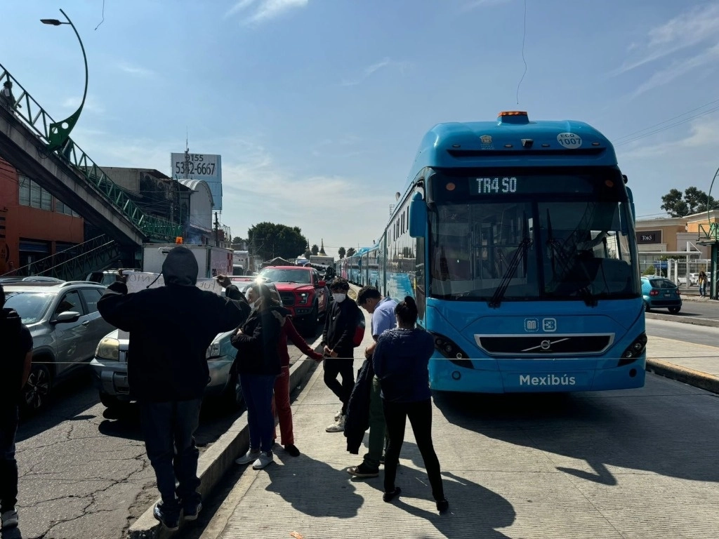 Padres de familia de la escuela Basilio Pérez bloquearon la avenida Central, impidieron la circulación de las unidades del Mexibús de la Línea 1 para pedir la destitución del director de la escuela. Foto La Jornada