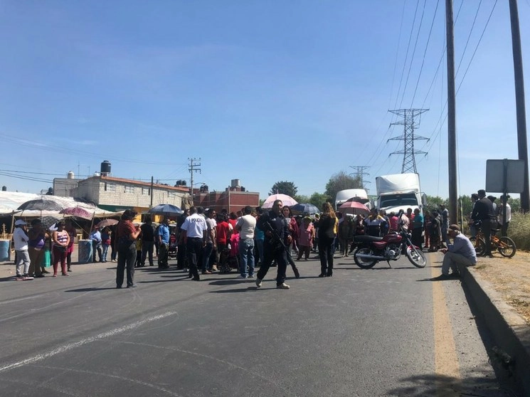 Aspectos del bloqueo en la carretera federal Texcoco-Lechería en la colonia del Sol de Ecatepec, por falta de agua potable. Foto ‘La Jornada’