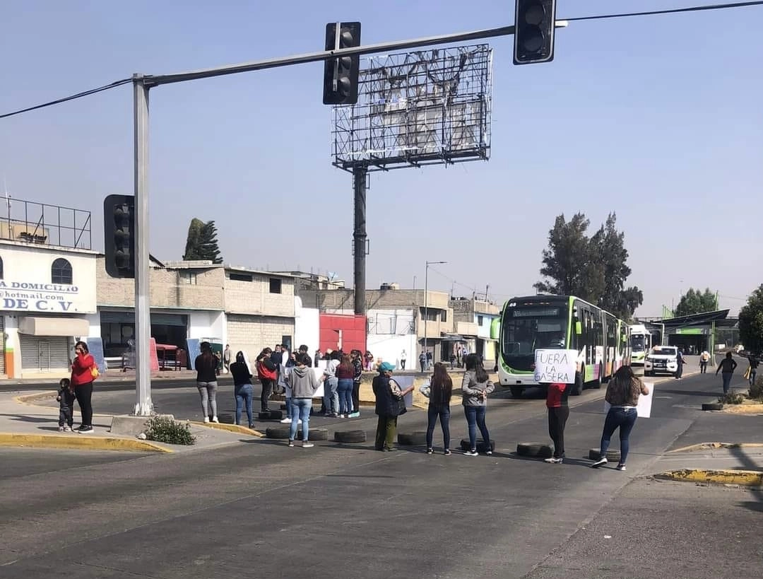 Los inconformes con la nueva estación de gasolina en Ecatepec afirman funciona bajo riesgo. Foto La Jornada