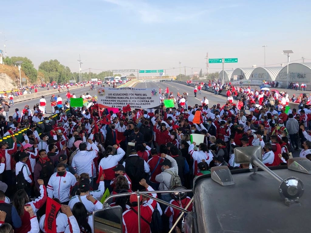 Bloqueo en la caseta de San Cristóbal, de la autopista México-Pachuca en Ecatepec, el 8 de diciembre de 2021. Foto Javier Salinas Cesáreo