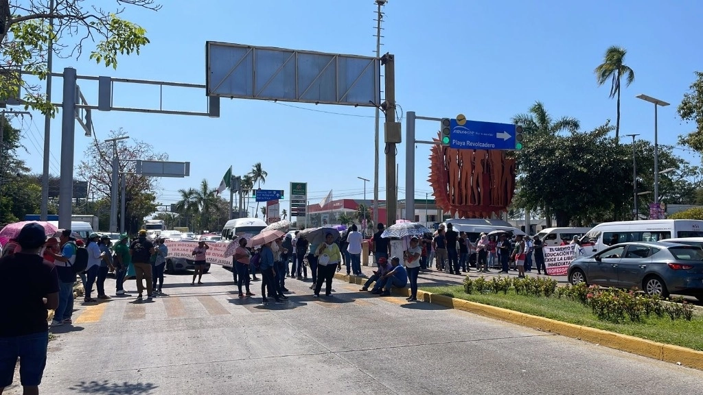 Padres y profesores exigen que el maestro sea puesto en libertad. Foto La Jornada
