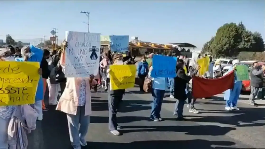 Trabajadores de la clínica familiar del Issste en Chalco, bloquean la carretera federal México-Cuatla, en demanda de vacuna, insumos y material de protección contra Covid-19. Chalco (después de Neza) es el municipio más afectado por la pandemia en toda la zona oriente y suroriente mexiquense, el 26 de enero de 2021. Foto La Jornada