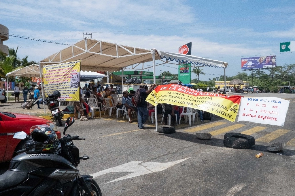 Pobladores de Bajos de Coyula, Boca Vieja y Bajos del Arenal, en el municipio de Huatulco, Oaxaca, ayer, durante el bloqueo que comenzaron el viernes en la carretera federal 200, por la indiferencia del secretario de Gobierno estatal, Jesús Romero, ante sus demandas. Foto cortesía Naín León 