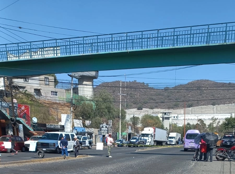 Vecinos cerraron las vialidades durante casi nueve horas. Foto La Jornada