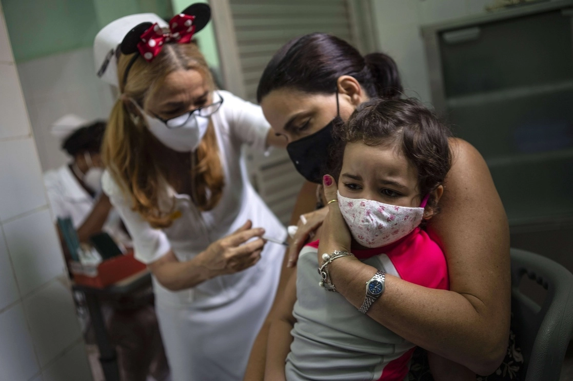 Una mujer sostiene a su hija mientras le aplican la vacuna Soberana contra el covid-19 en La Habana, Cuba. Foto Ap / Archivo
