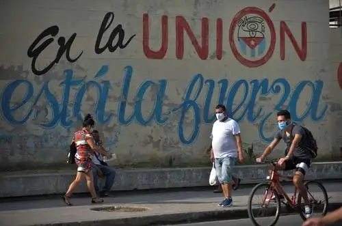 Mientras Cuba intenta detener la propagación del coronavirus, se escuchan voces que exigen el levantamiento del bloqueo de Estados Unidos para facilitar la llegada de insumos médicos. Foto Afp