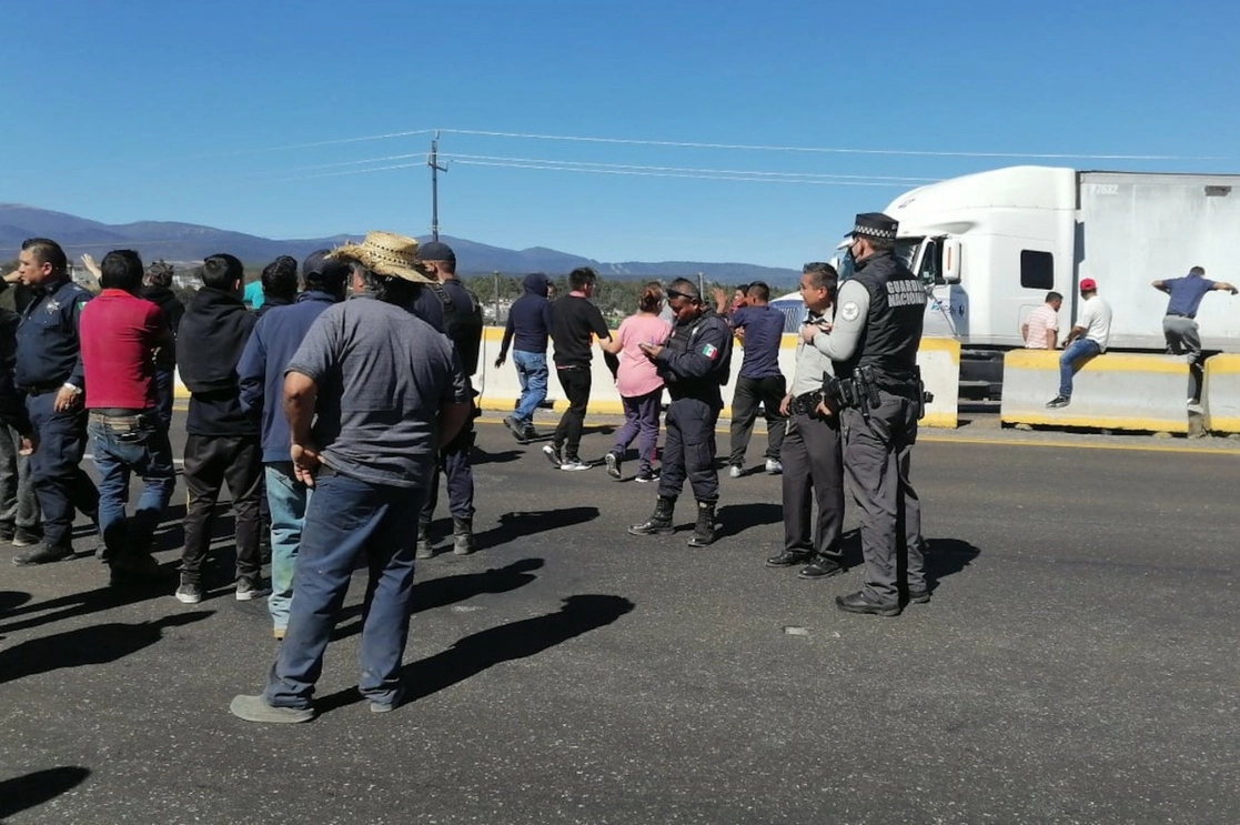 El bloqueo de más de ocho horas en la carretera México-Puebla generó fila de autos varados de más de 20 kilómetros. Foto EsImagen