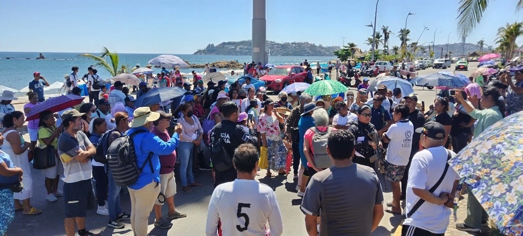 Unas 400 personas bloquearon la avenida Costera Miguel Alemán, en Acapulco, Guerrero; exigen reunión con autoridades de la Secretaría del Bienestar, el 21 de febrero de 2024. Foto Héctor Briseño