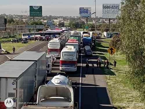 Filas de vehículos hasta de tres kilómetros se observaron en la antigua carretera México-Pachuca, a la altura de la localidad de Tepojaco, municipio de Tizayuca, Hidalgo, por el bloqueo de transportistas. Foto tomada del Twitter de @GabyLaLey
