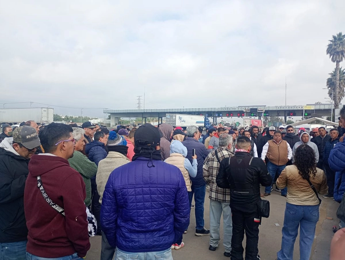 Este lunes desde antes de las seis de la mañana los manifestantes llegaron a la caseta de pesaje de Tepotzotlán; en tanto antes de las 8 de la mañana comenzaron a bloquear la autopista a la altura de Jilotepec con dirección a la Ciudad de México. 
