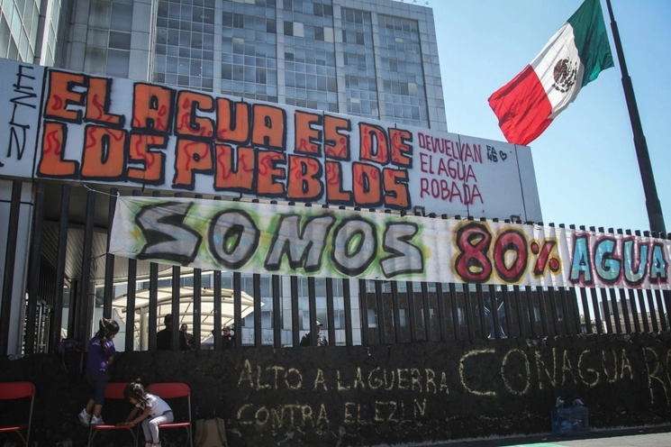 Integrantes de barrios de Xochimilco, otomis y defensores del agua cerraron la avenida Insurgentes, a la altura del edificio de la Conagua, para exigir el seguimiento a la contaminación de la presa Madin, ubicada en Atizapán de Zaragoza, Estado de México, el 25 de septiembre de 2023. Foto Cuartoscuro
