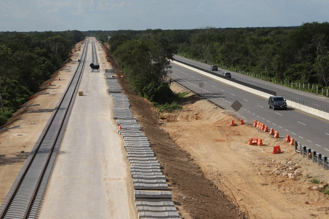 Avance en la colocación del balasto sobre las dos vías montadas en el sitio con ayuda de la máquina denominada Telestacker y las locomotoras de carga con la cuales han vertido más de 65 mil metros cúbicos de balasto, en las secciones 11 y 12 del Tramo 4 del Tren Maya. Foto Cuartoscuro  