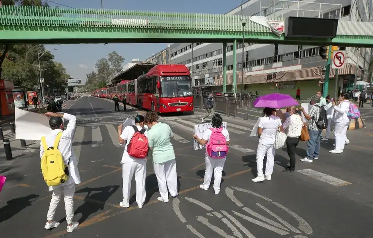 En reducidos grupos, médicos y enfermeras inconformes con su incorporación al programa IMSS-Bienestar bloquearon ayer las arterias y accesos a la capital durante siete horas. La protesta afectó a miles de conductores y usuarios del transporte público. El jefe de Gobierno, Martí Batres, dijo que no son necesarias este tipo de protestas, pues se mantiene el diálogo y es un proceso que mejorará sus condiciones laborales. La imagen, en el cruce de Insurgentes y Manuel González. Foto Alfredo Domínguez
