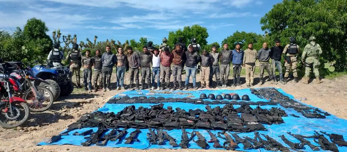 Autoridades de seguridad informaron que en el despliegue 18 personas fueron arrestadas e incautaron 20 armas de fuego, un aditamento lanzagranadas, 28 chalecos tácticos, cargadores, cartuchos y fornituras. Los presuntos miembros del 'Cártel Jalisco Nueva Generación’ fueron trasladados a instalaciones de la FGR en la Ciudad de México. Foto 