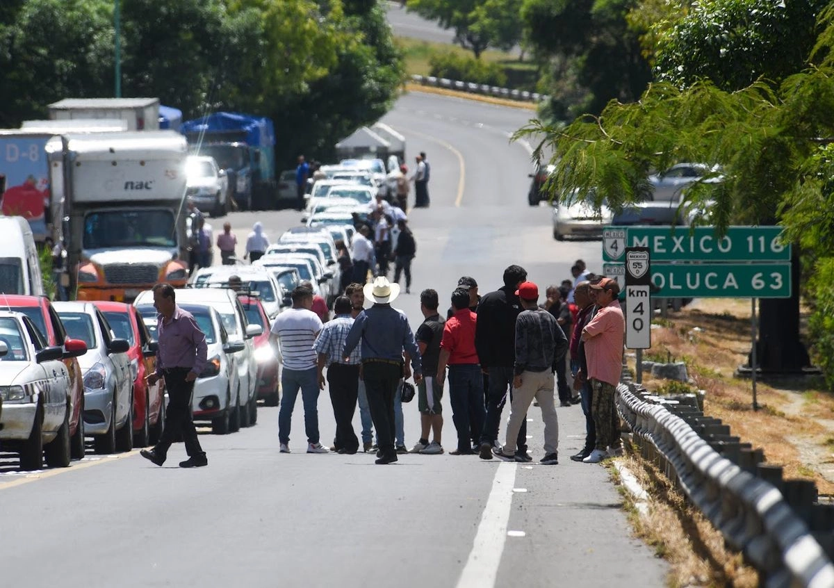 Las entradas y salidas de una decena de municipios de la zona sur del estado de México permanecieron bloqueadas desde la noche del lunes por taxistas y agremiados a un sindicato de la construcción, presuntamente controlados por 'La familia michoacana', en rechazo a los operativos de fuerzas federales y estatales que combaten la extorsión. Foto 