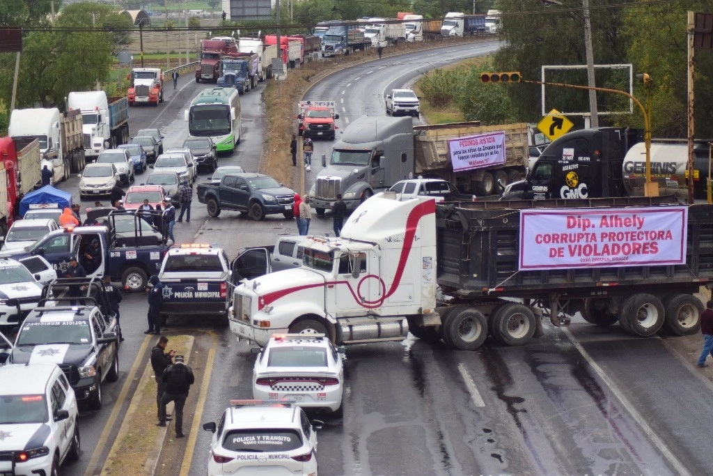 Bloqueo de transportistas en los dos sentidos de la carretera federal Jorobas-Tula, a la altura de la central termoeléctrica de este último municipio. Foto Cuartoscuro