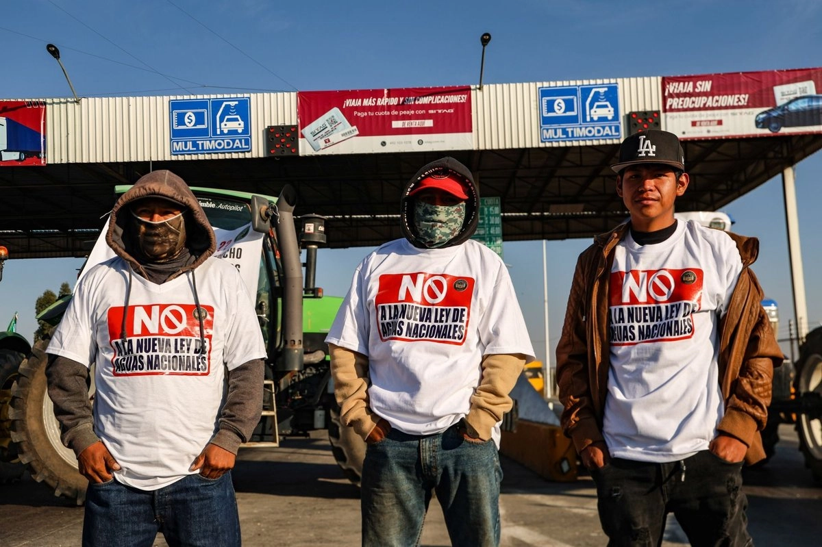 Productores agrícolas locales y jornaleros, mantiene bloqueos intermitentes en la caseta de cobro "Calera", sobre la carretera federal No. 45; en protesta por la Reforma a la Ley de Aguas Nacionales, impulsada por el gobierno federal y como parte de la comvocatoria de transportistas y productores al paro carretero, en Zacatecas. 