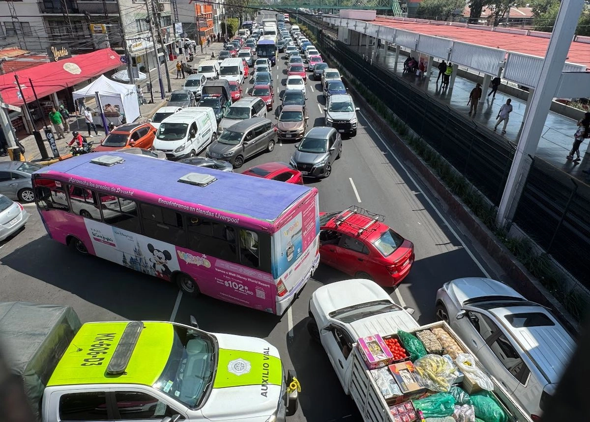 Afectaciones en calzada de Tlalpan por el bloqueo de comerciantes. Foto 