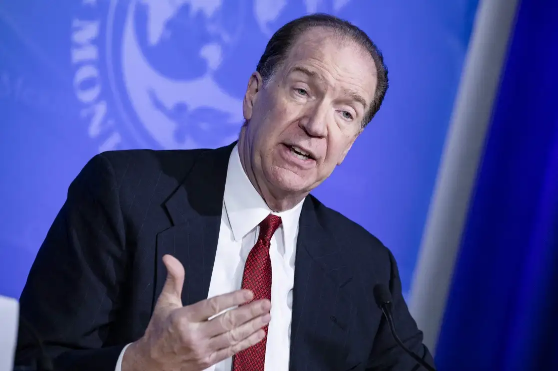 La presión sobre el costo de los alimentos, nutrida por la guerra en Ucrania, dejará 10 millones de personas en pobreza extrema por cada punto porcentual que avance la inflación en estas mercancías, advirtió David Malpass, presidente el Banco Mundial. Foto Afp 