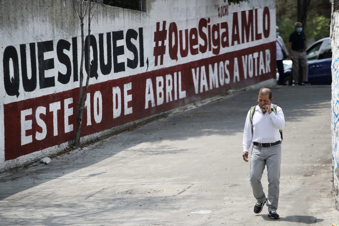 Propaganda sobre revocación de mandato en la Ciudad de México. Foto Luis Castillo / Archivo