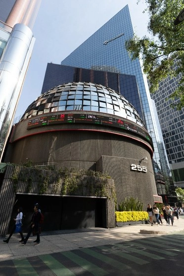 La Bolsa Mexicana de Valores abrió la semana con números positivos. Foto Pablo Ramos