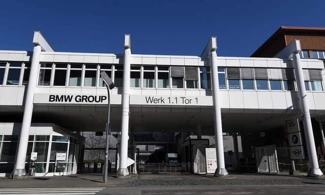 El fabricante de automóviles alemán BMW cerrará sus fábricas en Europa y Sudáfrica, que representan la mitad de su capacidad de producción, hasta el 19 de abril, debido a la pandemia del coronavirus. En la imagen, la planta en Múnich. Foto Afp