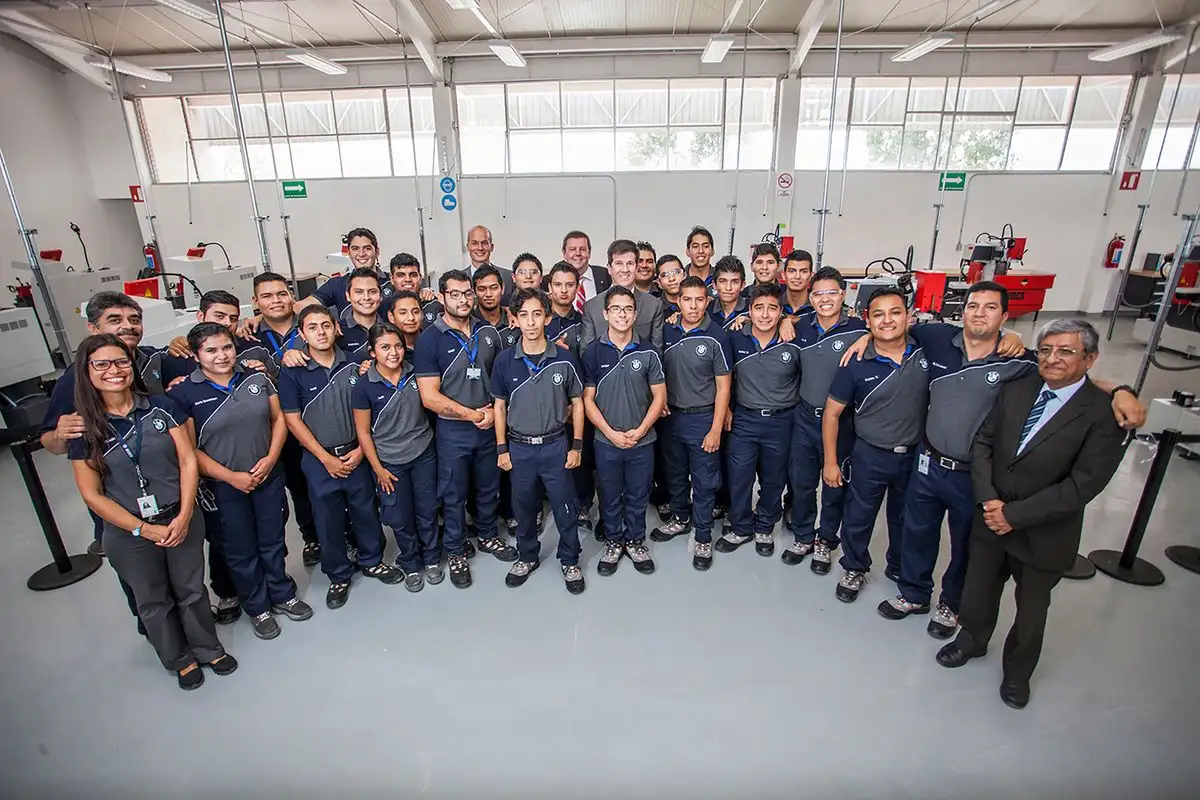 BMW ha convertido su planta en San Luis Potosí en un centro de desarrollo de talento; a lo largo de una década, se han graduado 570 estudiantes en su programa dual Foto